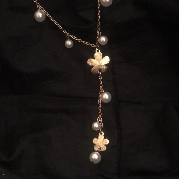 COPY - NWT necklace. Gold chain with pearls and white enamel daisies. - Picture 6 of 6